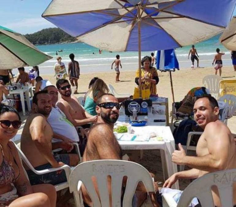 Además de prepararse como entrenador y atender el minihotel que tiene, Fabio de Souza disfruta con sus amistades de las bellas playas de Río de Janeiro.