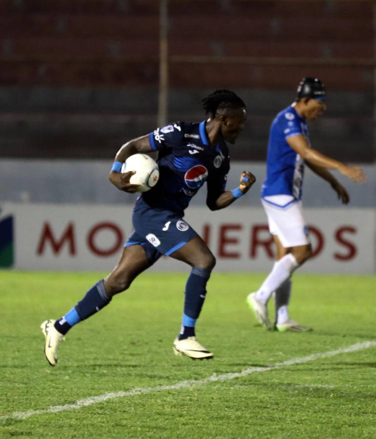 Rubilio Castillo salió al rescate del Motagua en el estadio Ceibeño.