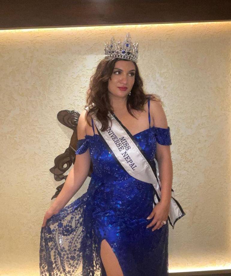 Dipika es una enfermera y empresaria de 22 años que buscar romper estereotipos en los concursos de belleza. Según medios internacionales, la joven padece de síndrome de ovario poliquístico (SOP).