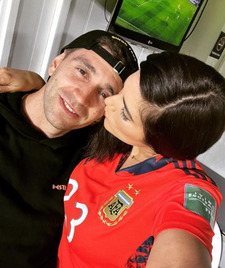 “A su mujer la conoció esperando el colectivo que tomaba para ir a entrenar al Arsenal. Vivía a la vuelta de su casa, en Londres. Parado en la estación del bus, la veía pasar y un día la encaró”, relata la citada fuente.