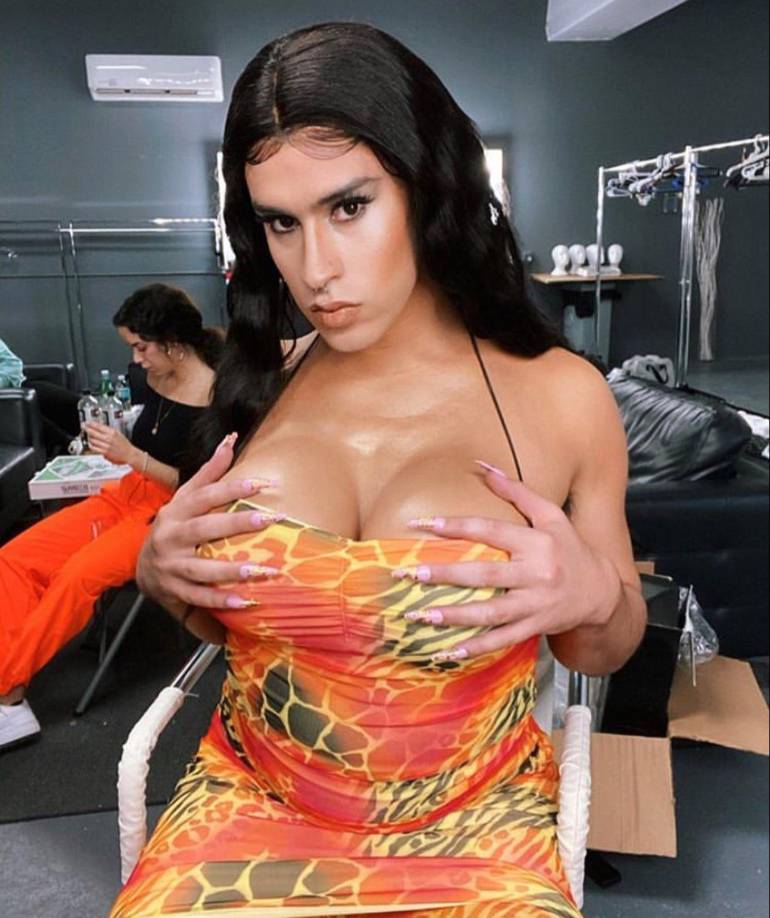 Cabe recordar, que no es la primera vez que Benito se deja ver en escenas donde pone en tela de juicio su masculinidad. De hecho, fue en su sencillo “Yo perreo sola” de su disco YHLQMDLG, donde rompió estereotipos en el género del reguetón, donde actuó y vistió de mujer. 