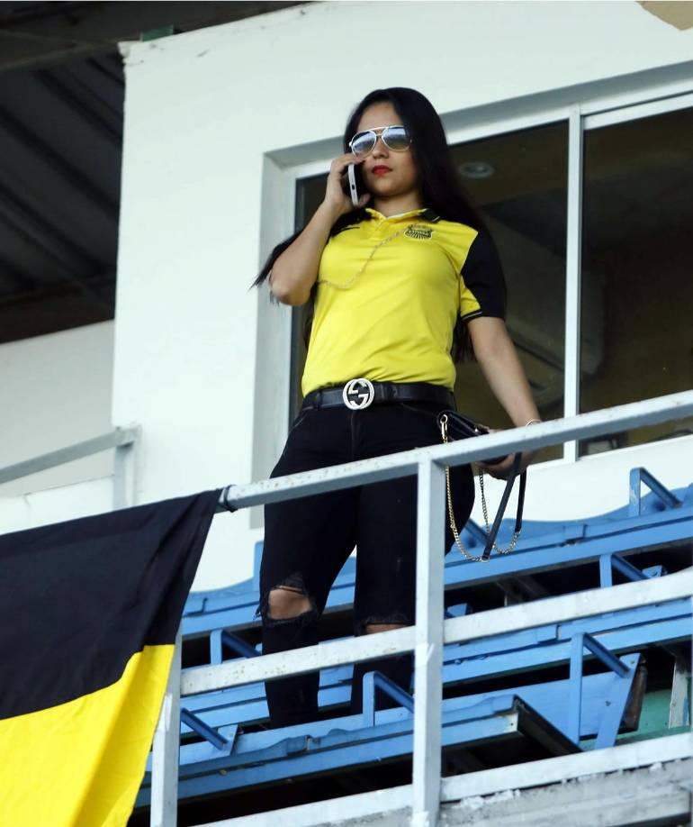 Esta guapa aficionada del Real España llegó desde tempranas horas al estadio Morazán.