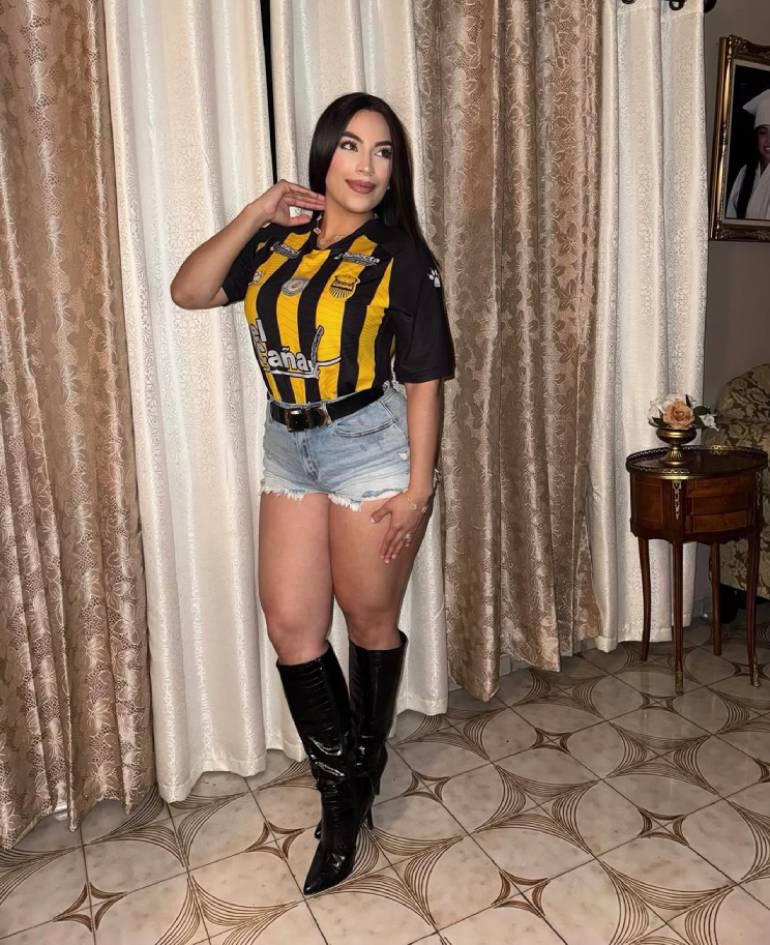 Las famosas y lindas aficionadas del Olimpia y Real España: ¿una japonesa?