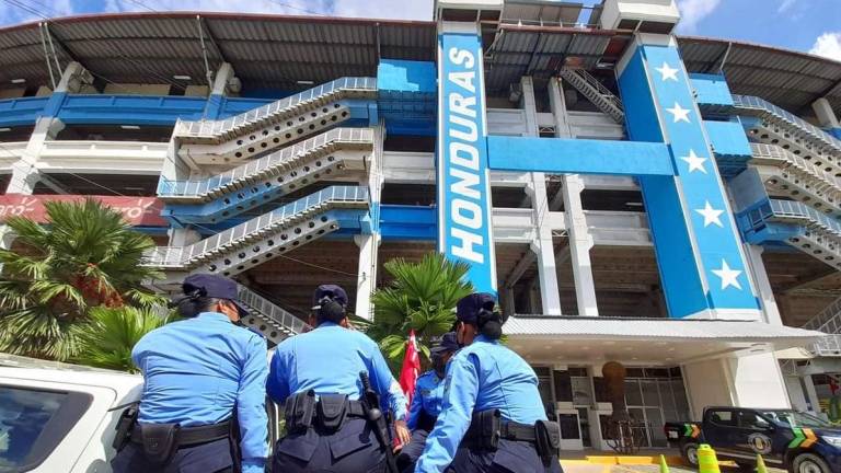 Agentes de la Policía Nacional de Honduras afuera del Estadio Olímpico Metropolitano.