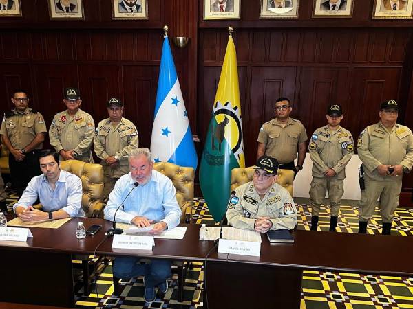 El alcalde Roberto Contreras junto al comandante de bomberos, Daniel Rivera, el tesorero Xavier Lacayo y varios apagafuegos antes del anuncio que no recibirían los fondos.