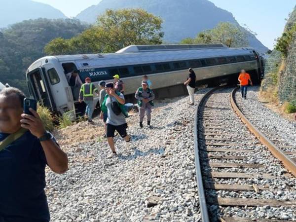 Al menos 13 personas fallecieron y 98 resultaron lesionadas, 36 de ellas hospitalizadas y cinco de gravedad, debido al descarrilamiento del tren Transístmico, parte del Corredor Interoceánico del Istmo de Tehuantepec (CIIT), en el sur de México, que conecta los océanos Atlántico y Pacífico, informó este domingo la Secretaría de Marina (Semar).