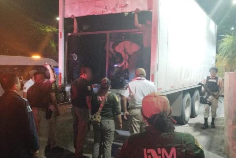Interceptan a 175 migrantes que viajaban hacinados en camión en sur de México