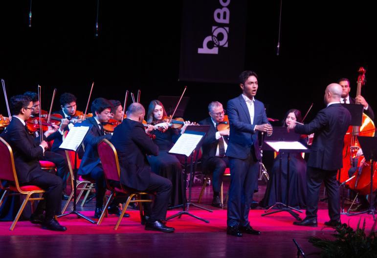 Dennis Orellana lució impecable en el evento; resaltando su vuelta al país después de varios años en España, donde se ha preparado académicamente. Ahora se alista para continuar sus proyectos musicales en diferentes escenarios europeos.