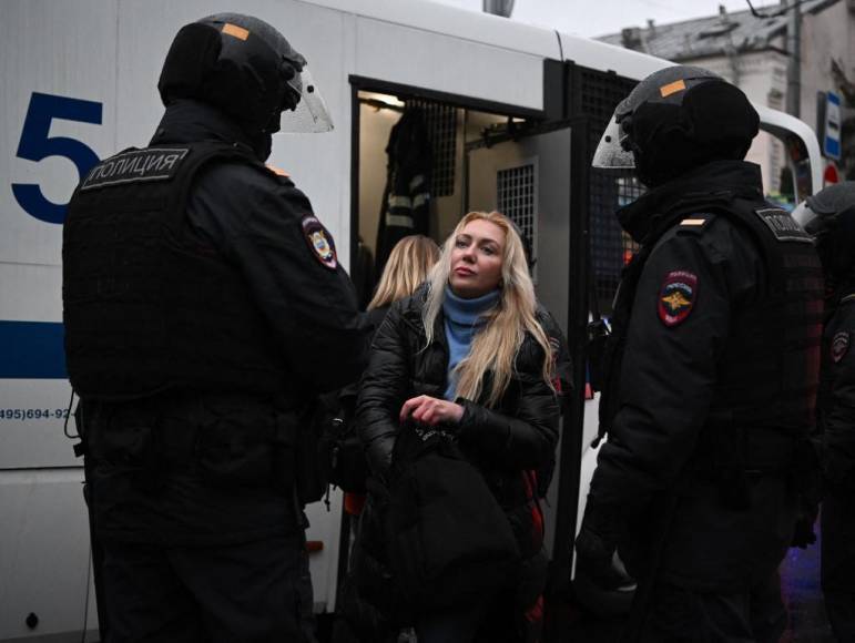 Oficiales de policía requiere a una mujer en Rusia tras llamado a protesta en contra del referendo.