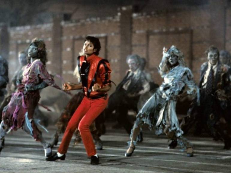 Otra de sus coreografías famosas se dio a conocer en el video musical 'Thriller', el cual se convirtió en revolucionario y lo llevó a ser considerado el mejor video musical de todos los tiempos.
