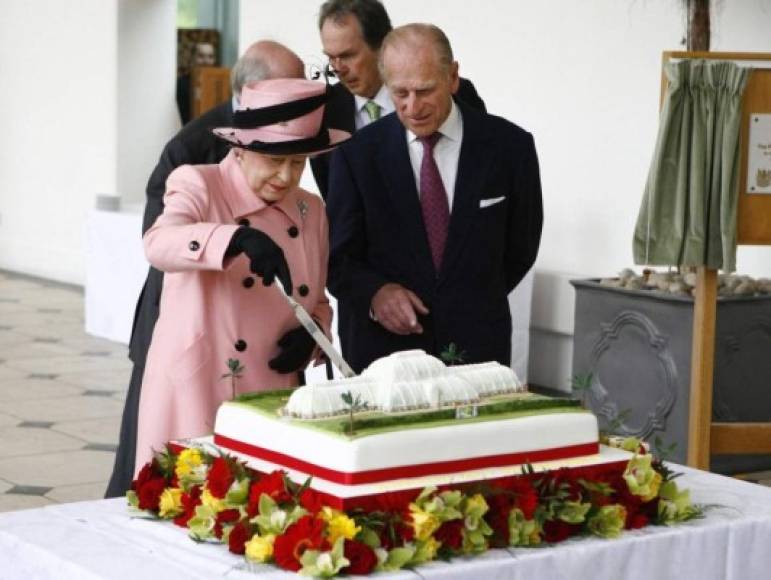 2. Doble cumpleaños<br/>Isabel II nació el 21 de abril de 1926 en una casa situada en el número 17 de la calle Bruton en Londres, una dirección que alberga actualmente un restaurante chino de gama alta.<br/><br/>La fecha de su cumpleaños se señala cada año con salvas de cañón en Hyde Park, en la Torre de Londres y en el parque real de Windsor, al oeste de la capital.<br/><br/>Pero la celebración oficial es más tarde, generalmente el segundo sábado de junio, cuando la reina y otros miembros de su familia asisten al desfile militar conocido como 'Trooping the Colour' y aparecen en el balcón del Palacio de Buckingham,<br/><br/>Fue el rey Jorge II, nacido el 9 de noviembre de 1683, quien instauró en 1748 la tradición de una doble celebración para beneficiarse de un tiempo más clemente.