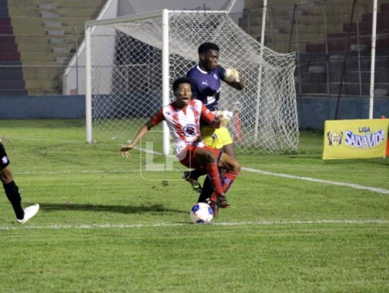 El joven jugador del Vida, Limber Pérez, tuvo este encontronazo con el portero del Honduras Progreso, José García.