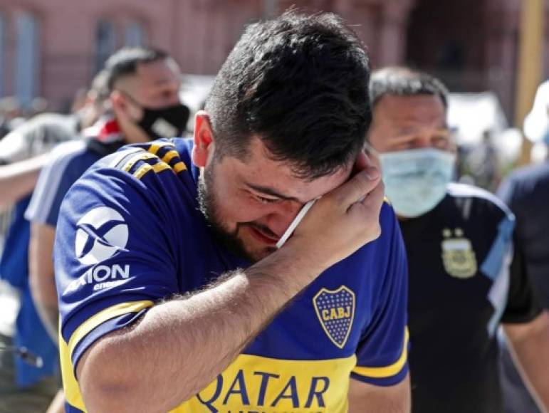 Las lágrimas de este aficionado de Boca Juniors, donde Maradona también se convirtió en ídolo.