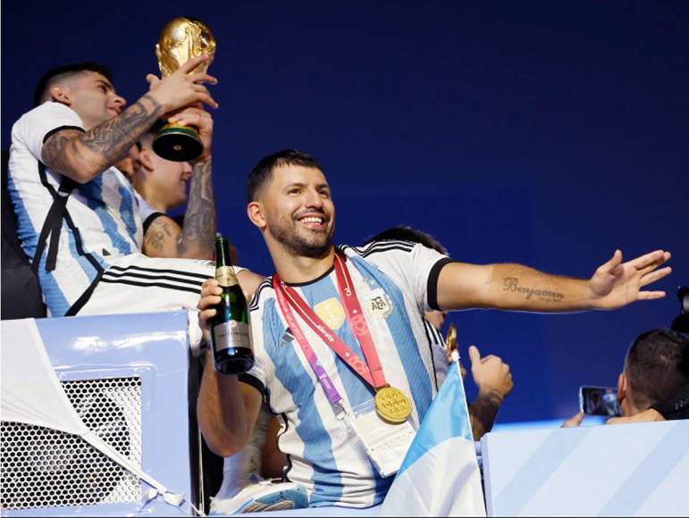 Sergio ‘El Kun’ Agüero se sumó a los festejos en la caravana y celebró con champagne.