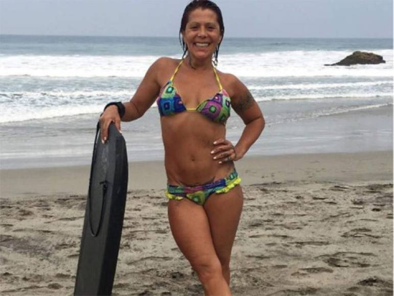 Alejandra Guzmán, de 48 años, ha demostrado que la edad no es impedimento para conservar las curvas y sobre todo, lucirlas.