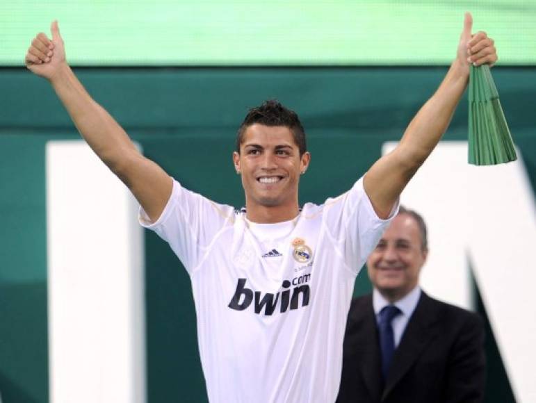 Cristiano Ronaldo se despide del Real Madrid tras 9 años en el club, 438 partidos, 450 goles oficiales, 115 asistencias y 16 títulos colectivos. Llegó en el 2009 al club merengue procedente del Manchester United.