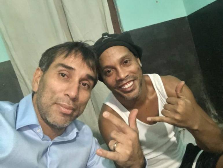 El exfutbolista paraguayo Nelson Cuevas expresó que visitó a Ronaldinho y dio importante información sobre el estado de ánimo del crack brasileño: 'Está triste. Ojalá pueda salir pronto. Él solamente está triste por la situación. Sus abogados manejan todo el resto”, dijo.