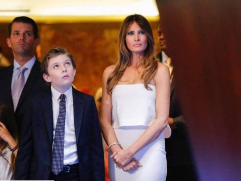 Barron es el pequeño de cinco hermanos y el único hijo del matrimonio entre Donald Trump y Melania Trump.