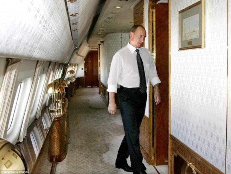 El mandatario, que cumplió 19 años en el poder, también lleva sus lujos al cielo. Putin vuela en un 'palacio' luego de que el Kremlin invirtiera 500 millones de dólares en remodelar el avión presidencial con todo tipo de lujos para comodidad del presidente.