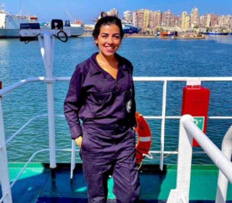 Marwa Elselehdar, la primera capitana de Egipto acusada de bloquear el canal de Suez
