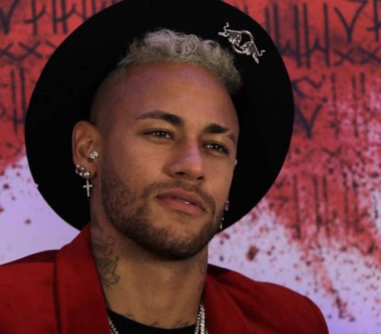 Pese a estar lesionado en el pie derecho, Neymar reunió a su familia, compañeros de equipo y a un grupo de celebridades para festejar su cumpleaños 27 en el Pabellón Gabriel de París, muy cerca de los Campos Elíseos.