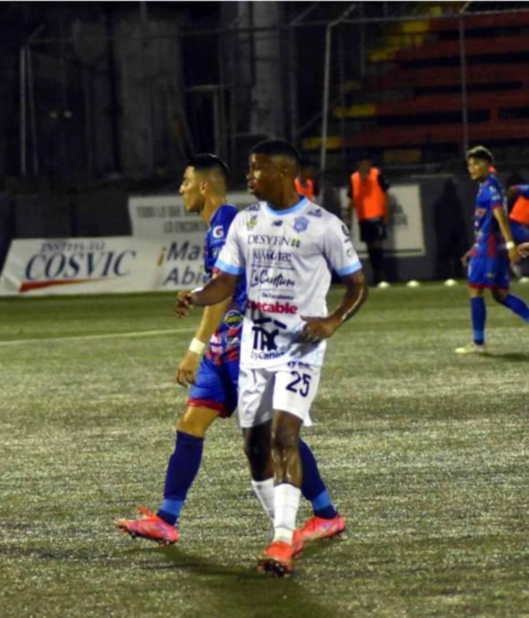 Kenny Martínez es un delantero centro hondureño que jugó en el Cartaginés de Costa Rica. Su estatura es de 1.83 metros.