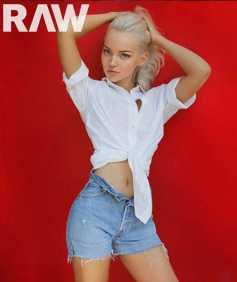 Le encanta acudir a desfiles para empaparse de las nuevas tendencias.