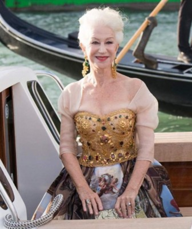 La actriz británica Helen Mirren lució un gran vestido con falda metálica que mostraba escenas de la ciudad, y quien se quedó hasta el final, incluso cuando la lluvia empezó a caer poco antes de terminar la pasarela.<br/>