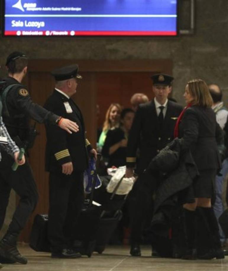 En declaraciones a la prensa en el aeropuerto, algunos pasajeros aseguraron haber estado tranquilos y recibido en todo momento mensajes de calma por parte de la tripulación.
