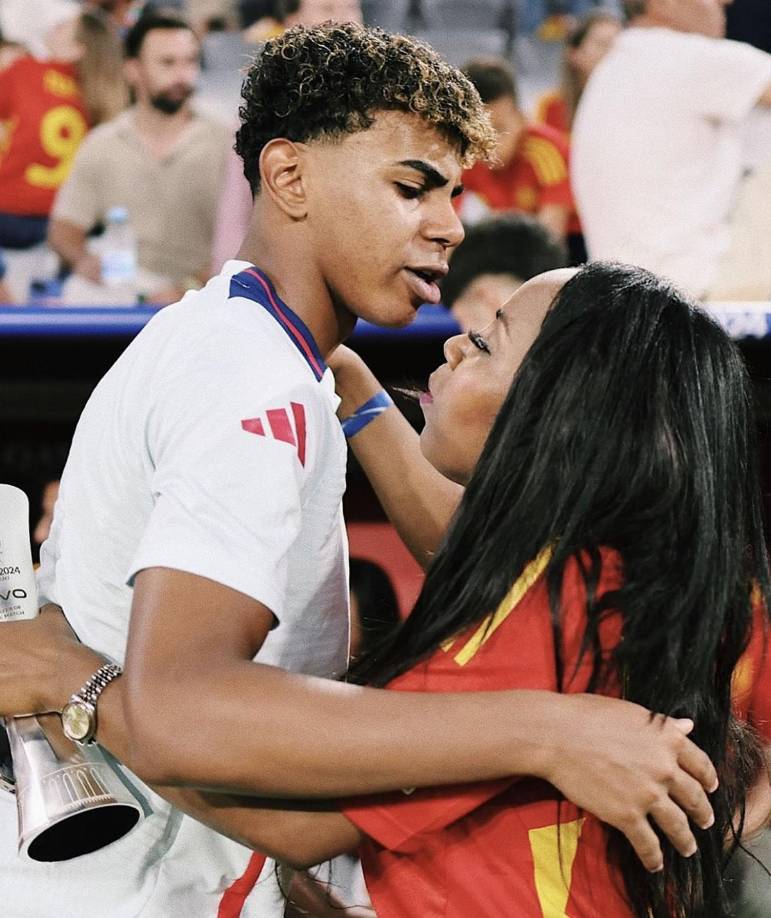 Su dedicación y disciplina le han permitido destacarse en una de las academias de fútbol más competitivas del mundo, demostrando así su compromiso con su desarrollo tanto en el ámbito profesional como educativo. 