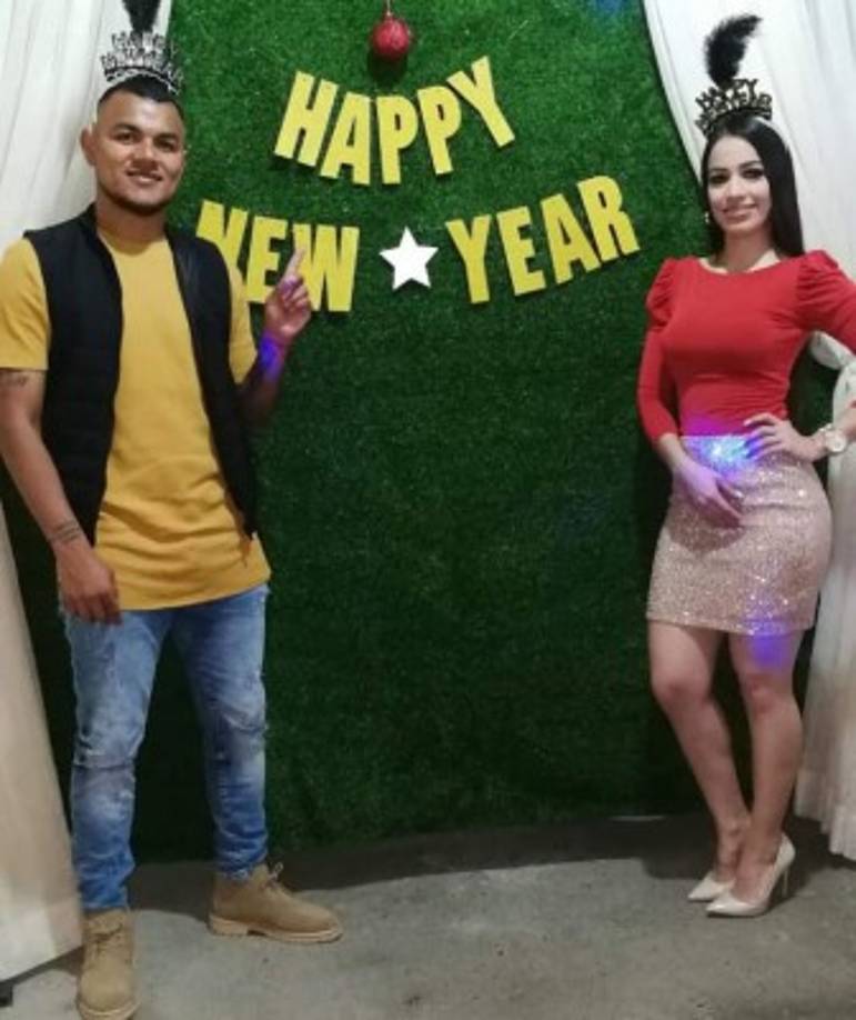 Mario Martínez: El mediocampista del Marathón junto a su esposa Érika Cabrera.