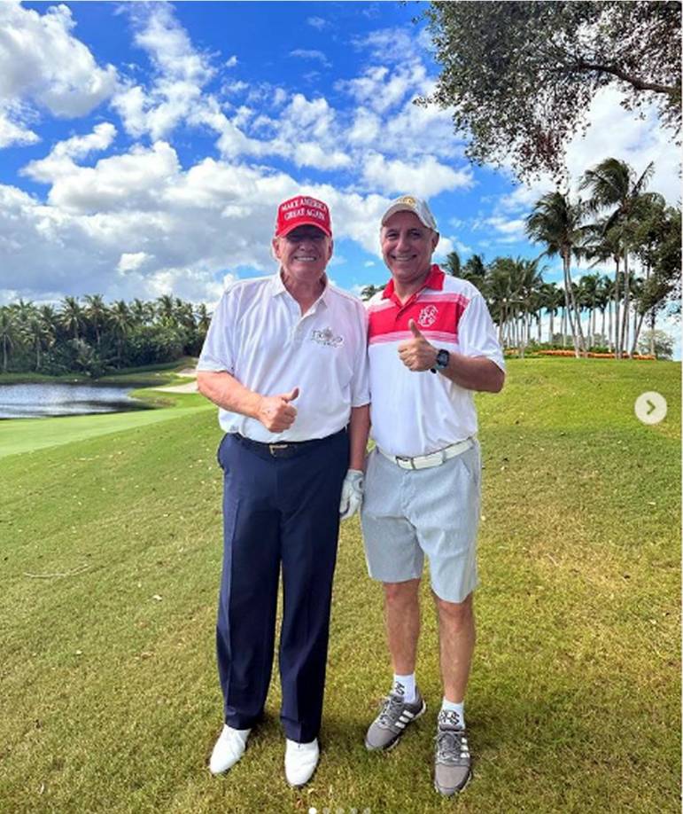 Hristo Stoichkov, exjugador de equipos como el Barcelona y ganador del Balón de Oro en 1994, estaba feliz de compartir con Donald Trump.