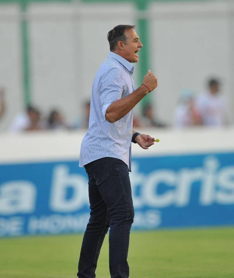 ‘La Tota’ Medina con su tradicional bombón dando indicaciones a sus jugadores.