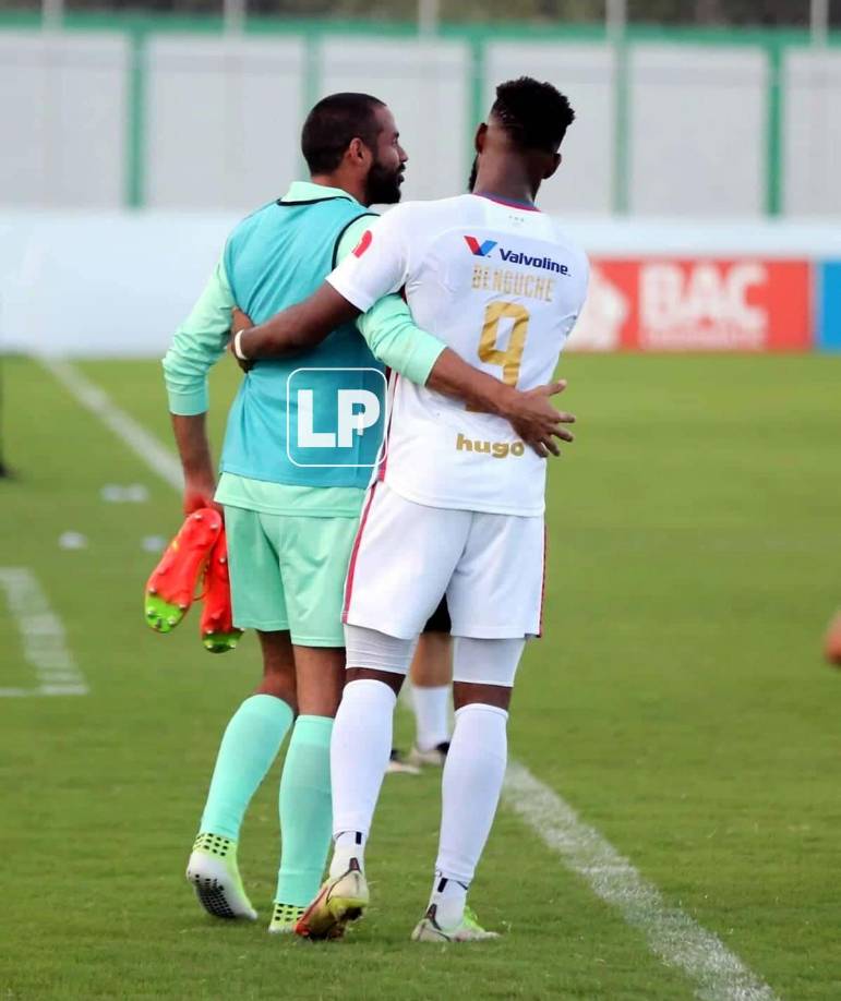 Jorge Benguché hizo el 2-0 del Olimpia y lo celebró con el portero Edrick Menjívar.