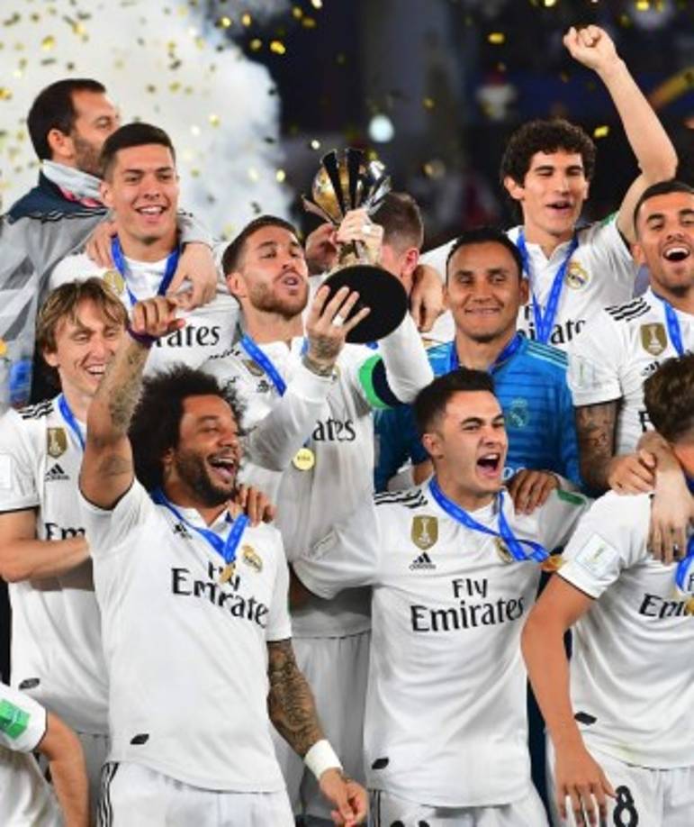 Sergio Ramos celebrando con el trofeo de campeones del Mundial de Clubes. A su lado izquierdo, está Keylor Navas.