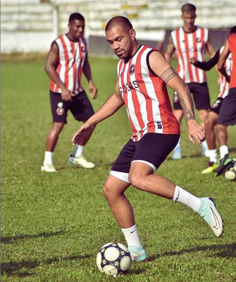 “Fueron muchos años de sacrificio y trabajo, días buenos y malos. Me siento muy orgulloso de poder decir que logré mi sueño de niño y cada una de las metas que me propuse como jugador”, agregó.