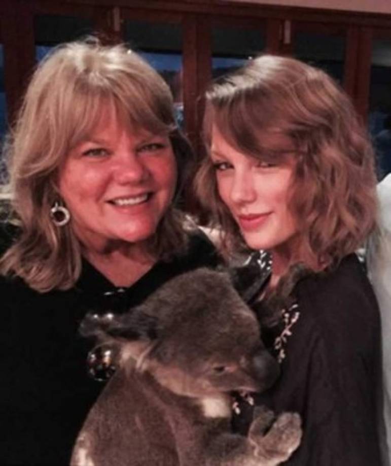 Taylor Swift<br/>Mamá: Andrea Swift, 60 años<br/><br/>Andrea ha sido inspiración para varias melodías de Taylor desde el inicio de carrera, como 'The Best Day', en cuyo video incluso hace varias apariciones.<br/><br/>Ella ha sido parte del grupo de representantes de la cantante desde su lanzamiento, junto a su padre, de acuerdo a la revista People.<br/>'Había momentos cuando, en la escuela, no tenía amigos. Pero mi mamá siempre fue mi amiga. Siempre', relata Taylor en Tumblr.<br/><br/>