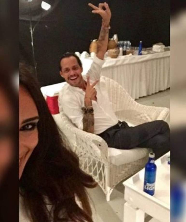 A finales de mayo, con motivo de la celebración del Día de los Caídos en Estados Unidos, el cantante ya había publicado en sus redes sociales una imagen en la que aparecía posando con Raffaella. <br/><br/>Está otra fue publicada en el programa 'El gordo y la flaca'.