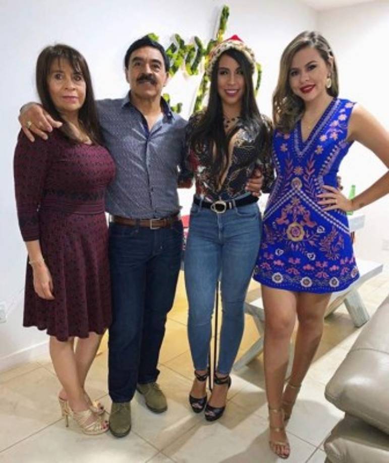 Ana Alvarado, mejor conocida como Lipstick fables, se reunió en familia para celebrar esta Navidad.<br/>'Tantas Navidades que no pasamos juntos... por eso hoy en día es el mejor regalo.', compartió la catracha junto a una foto de sus padres y hermana María José Alvarado.