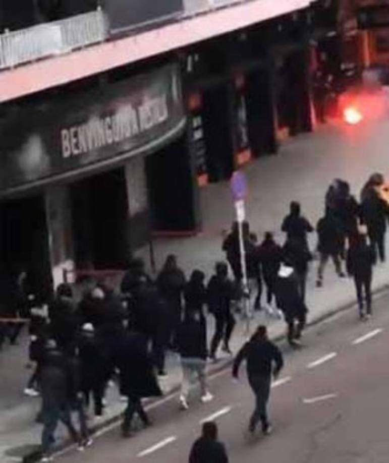 EFectivos de la Policía hah retenido e identificado a 60 personas supuestamente vinculadas a los grupos violentos que han participado en las agresiones .