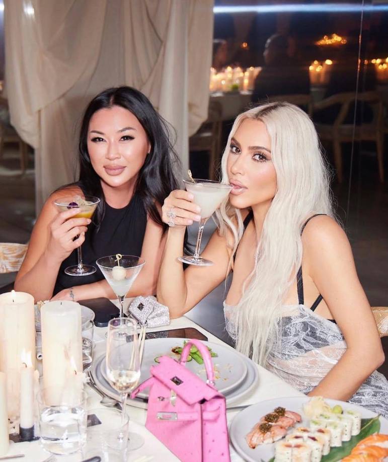 La empresaria sorprendió a su mejor amiga Tracy Romulus, quien además es la directora de marketing de las empresas de Kim, con un regalo impresionante: un Tesla Cybertruck, la icónica camioneta eléctrica de diseño futurista de la marca Tesla.