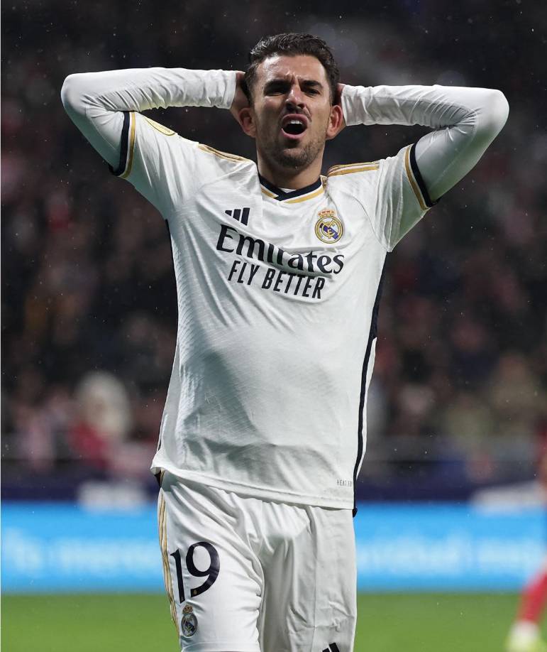 Por otro lado, Dani Ceballos está en una situación similar. La competencia en el mediocampo del Real Madrid es feroz. Nombres como Tchouameni, Camavinga, Fede Valverde y Jude Bellingham ocupan su posición, lo que ha limitado sus oportunidades de jugar en la primera plantilla. La directiva estaría dispuesta a escuchar ofertas por el volante, pero el jugador andaluz no parece dispuesto a abandonar el Santiago Bernabéu, especialmente después de haber renovado su contrato hasta 2027 el pasado verano.