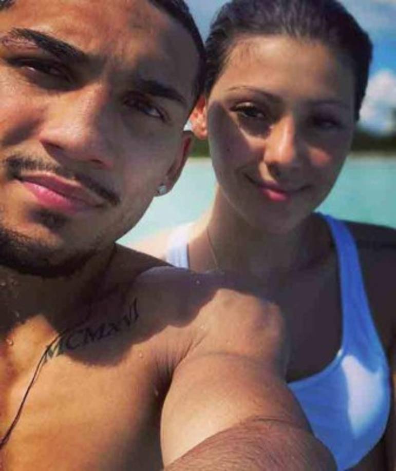 La esposa de Teófimo López es latina ya que tiene descendencia mexicana. La pareja disfruta del mar en México.