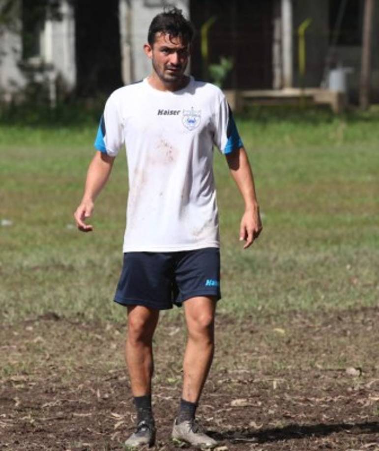El volante mexicano Salvador Jiménez Lázaro de 26 años de edad se ha convertido en nuevo fichaje del Victoria de la segunda división de Honduras.Llegó al territorio hondureño para integrarse a las filas de Deportes Savio pero tuvo un paso fugaz y decidió incorporarse a las filas del club ceibeño. En su palmarés destacan varios equipos de tercera y segunda división de su país, entre ellos Irapuato.