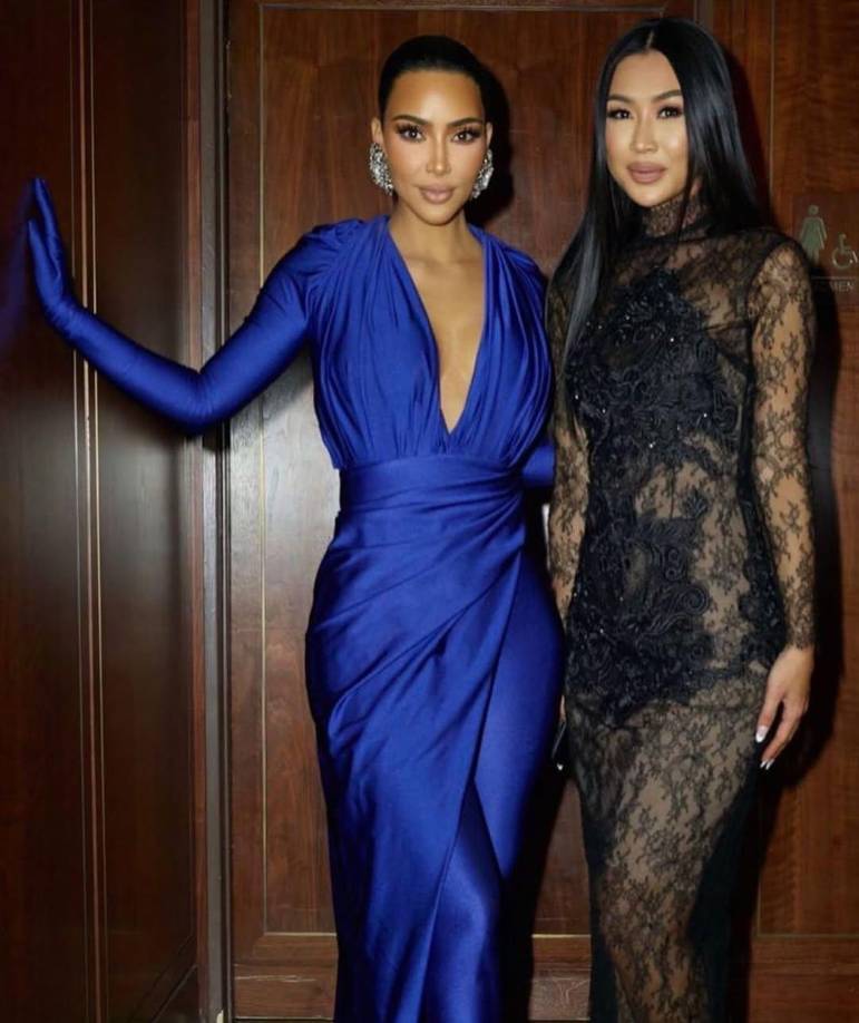 “Mira hacia afuera”, le dijo Kim a su amiga. Y cuando Tracy se dio vuelta para ver su auto nuevo, solo pudo decir: “¿Qué? ¿Estás hablando en serio? ¿Estás loca? ¿Estás loca?”.