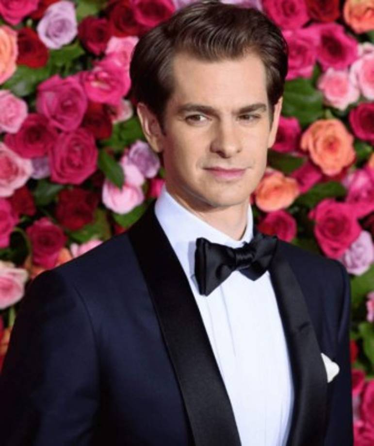 Andrew Garfield <br/><br/>El antiguo Spider-Man es judío por lo que no celebra la Navidad, sin embargo se especula que mientras tuvo una relación con la actriz Emma Stone, dejó de lado su religión para celebrar el espíritu navideño.