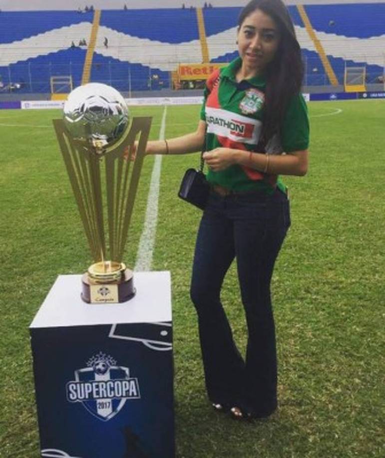 Berenice le pide a la afición del Marathón que respalden al equipo en la etapa de semifinales: 'Siento como un buen presentimiento que levantaremos la copa, tenemos un buen equipo y un excelente entrenador', puntualizó la chica.