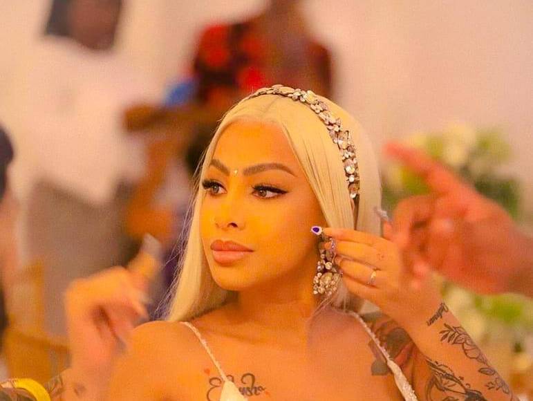 La señora Díaz señaló que fue durante el bautizo de Cattleya cuando ocurrió al supuesto acto de violencia del rapero en contra de Yailín y de ella. “En los maltratos que él le propino a ella, lo que me hizo a mí también y muchas cosas que pasaron... Yo relaté, por ejemplo, la vez del bautizo se armó una discusión, una pelea, yo me metí, me empujó, subimos las escaleras, los de seguridad no hicieron nada”, dijo.