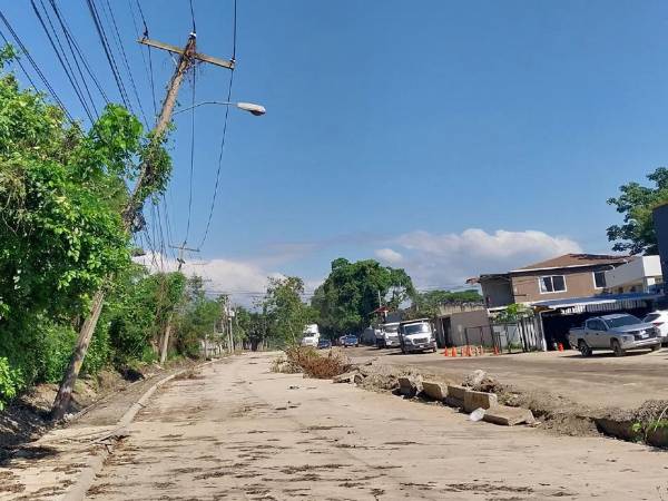 Los postes a punto de colapsar representan un peligro para los habitantes de un sector de San Pedro Sula que conecta con al menos 180,000 habitantes de 72 colonias que conforman el sector Chamelecón.