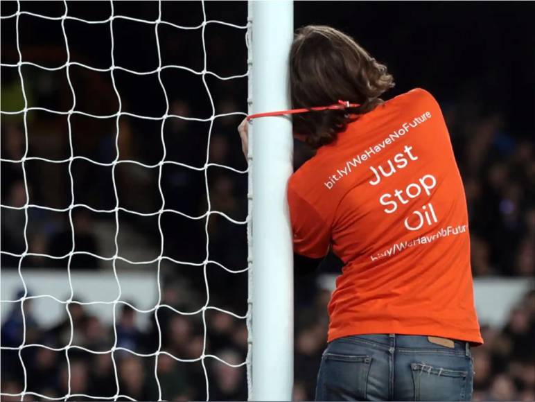 El aficionado lucía una camiseta naranja con un mensaje contra el petróleo y los hidrocarburos.